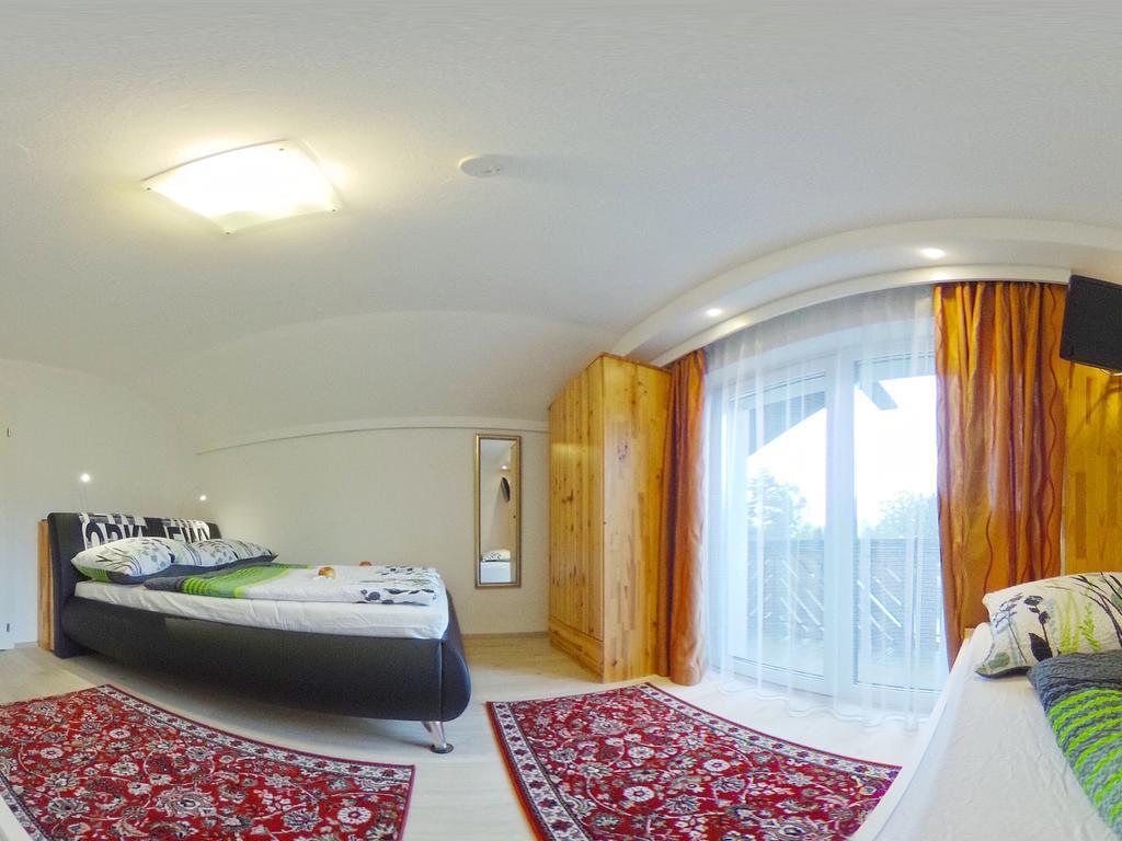 Hotel Haus Charlie Velden am Wörthersee Esterno foto